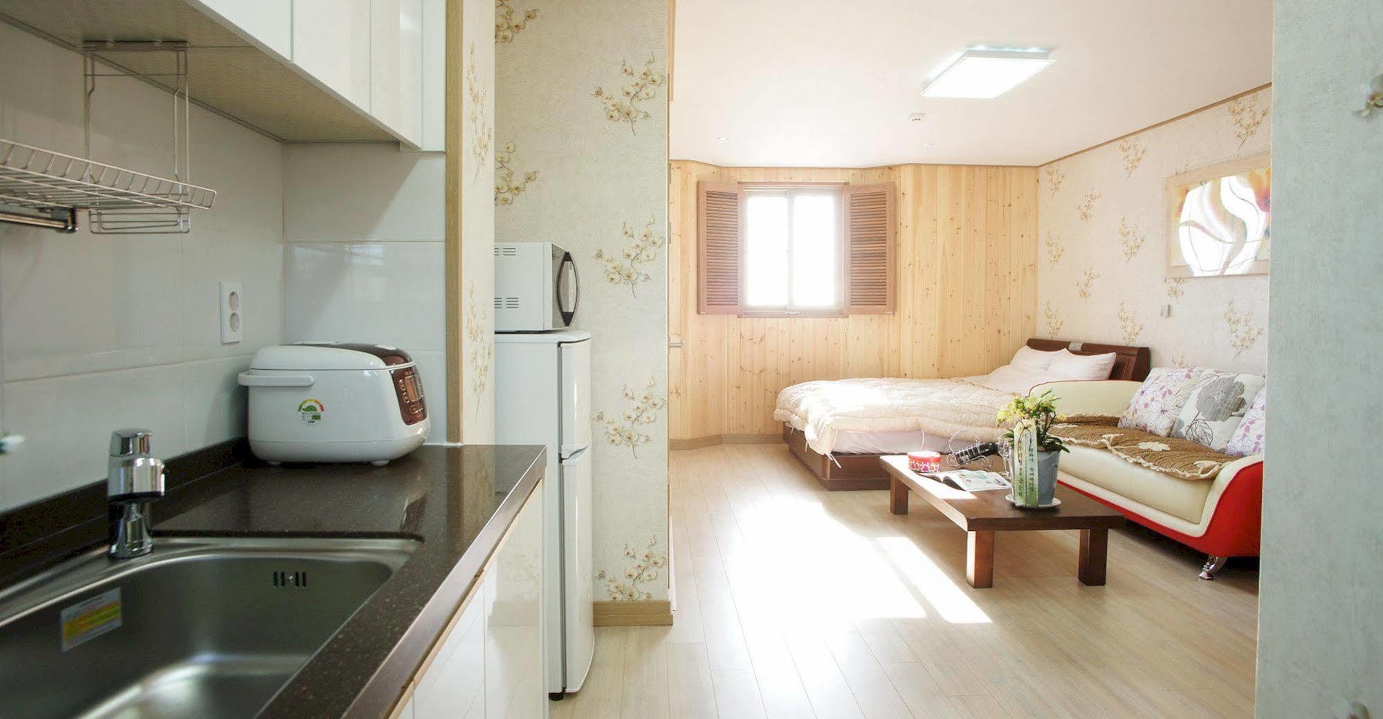 Lapaloma Pension Jeju Exterior photo